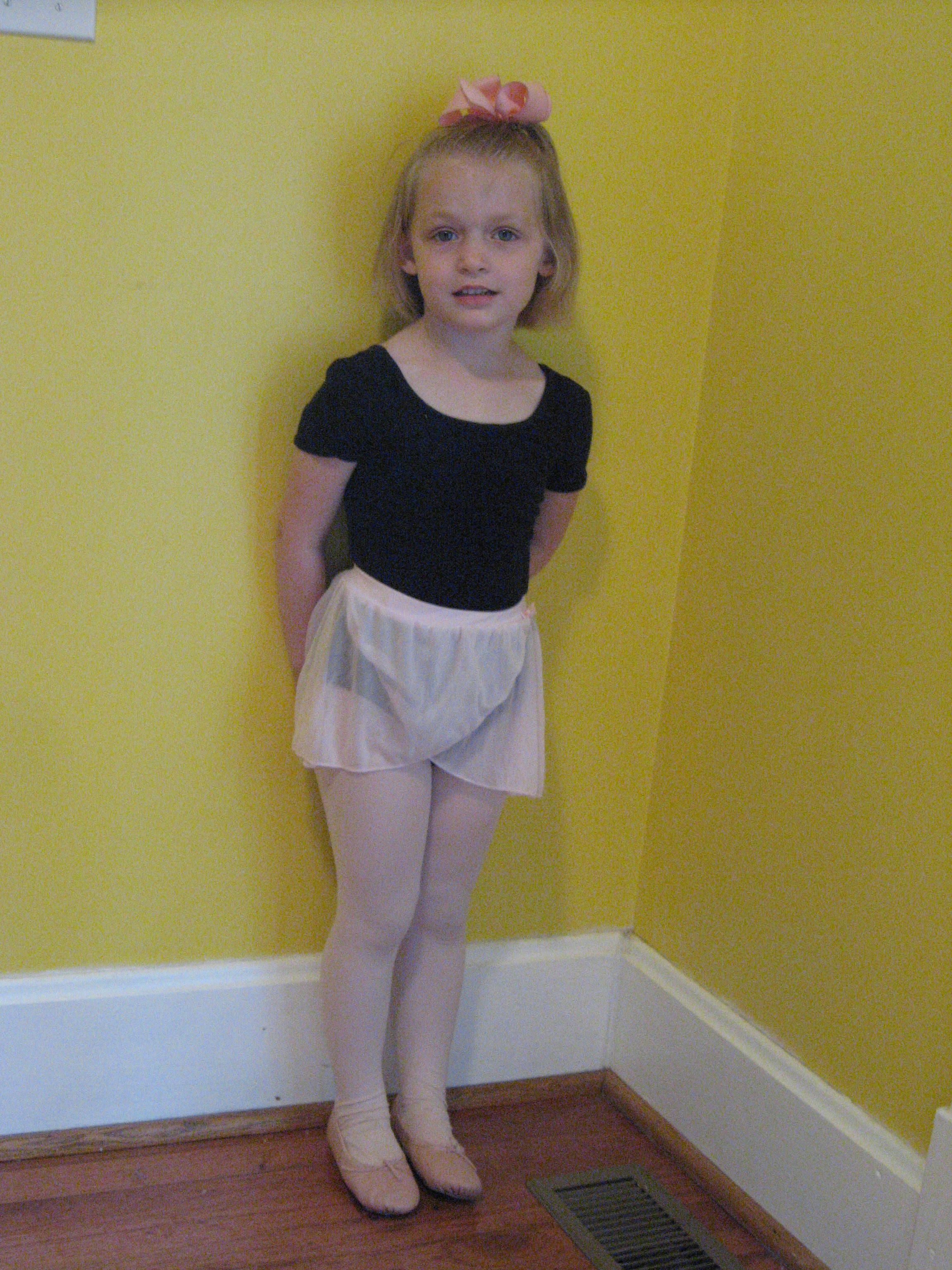 2008_06_03 Cates 1st ballet class.jpg